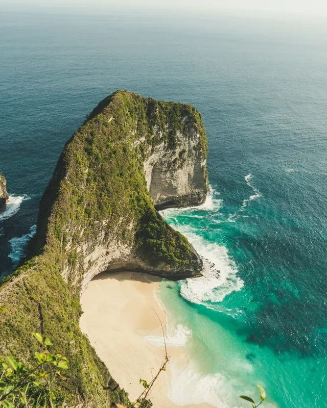 Turquoise sea and the dramatic cliffs of Kelingking Beach in Nusa Penida, Indonesia